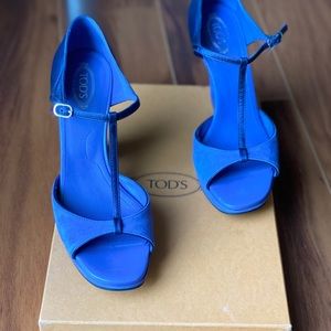 Gorgeous mix leather and Swade Tods sandals.